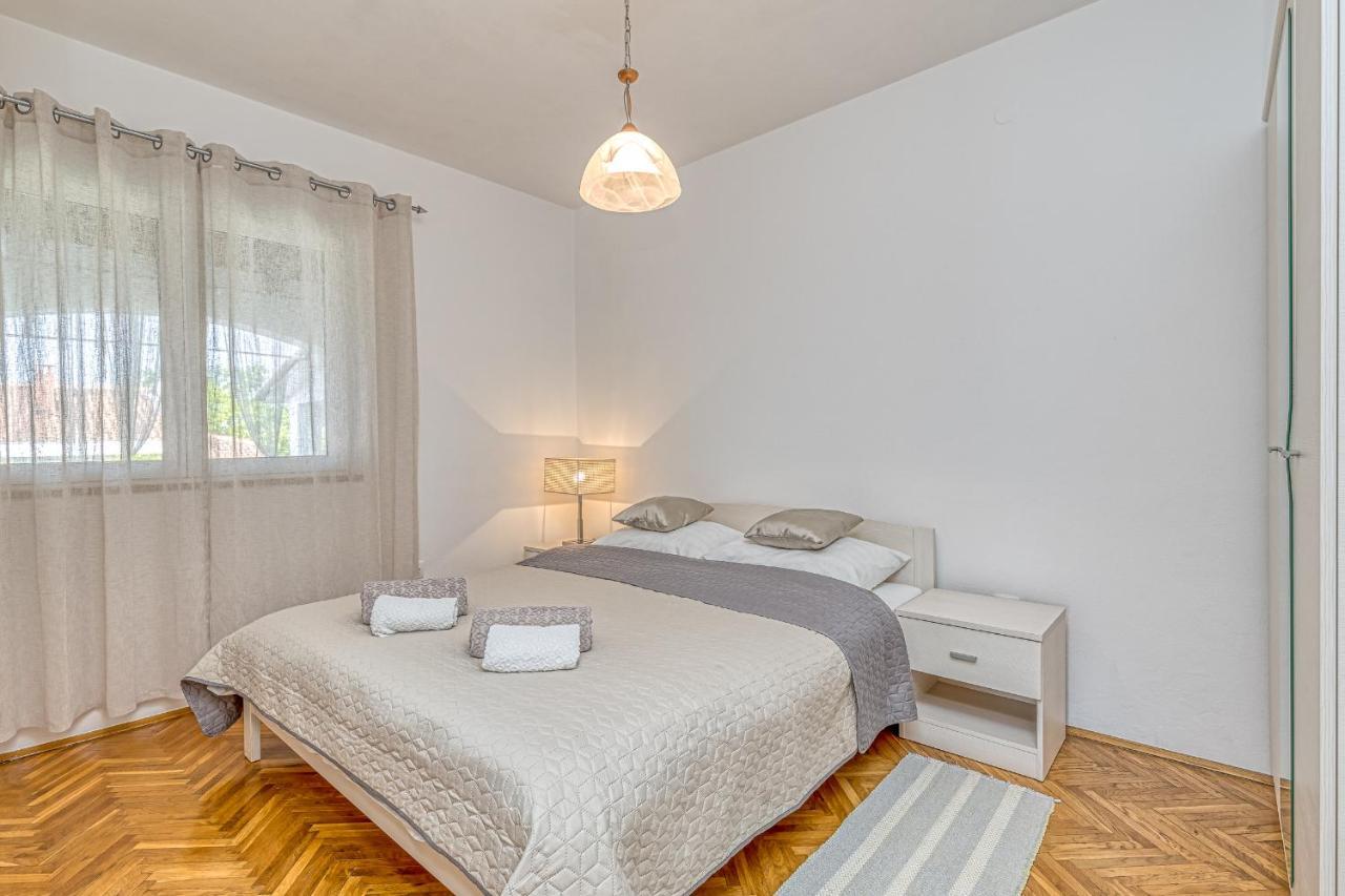 Apartments Hrestak Porec Exterior photo